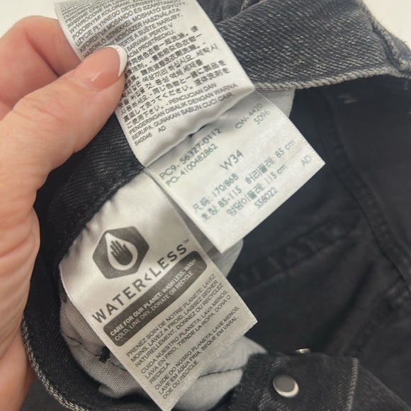 Levi’s 501 Women’s high-rise black button fly raw hem shorts size 34. NWT. - Picture 9 of 10